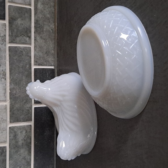 Vintage MCM Hazel Atlas White Milk Glass Covered Dish | Hen on Nest - Picture 4 of 9